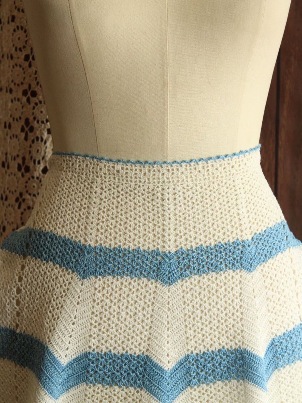 Vintage 1950s 1960s Half Apron, Crocheted in White and Blue, Retro Kitchen - Picture 5 of 11
